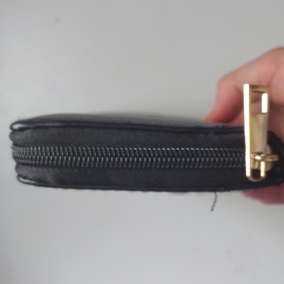 I am selling a wallet - Picture 2 of 4